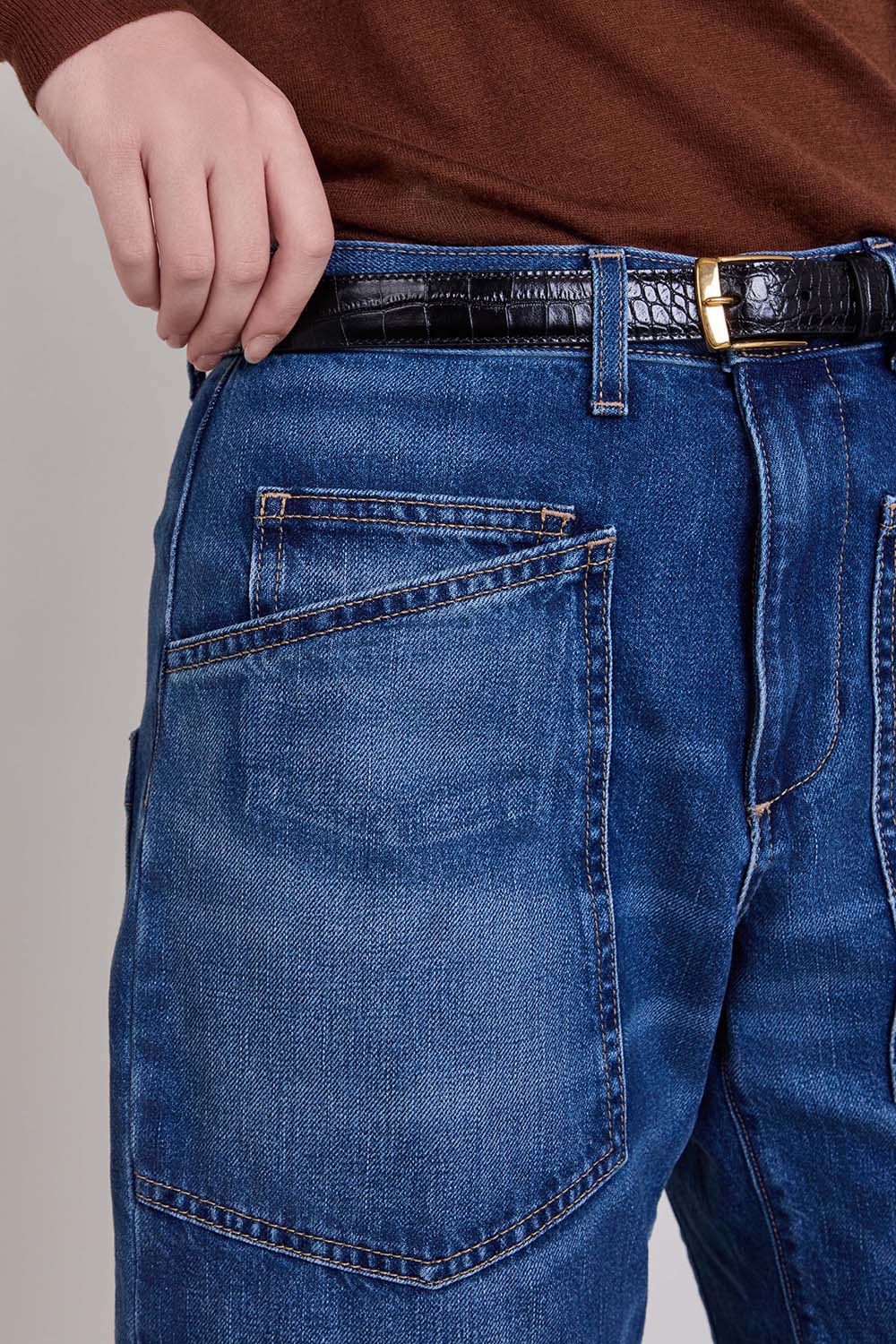 תמונת תקריב דוגמן של מכנסי ג'ינס בגזרת ברל