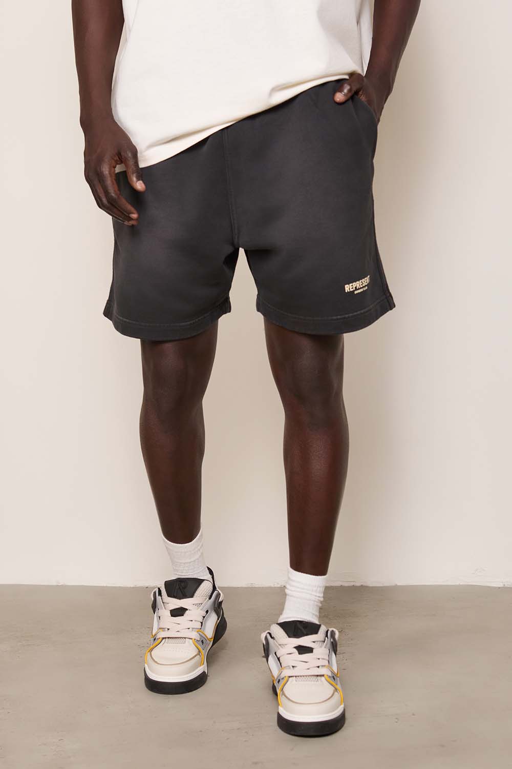 תמונת דוגמן קידמית של מכנסיים קצרים