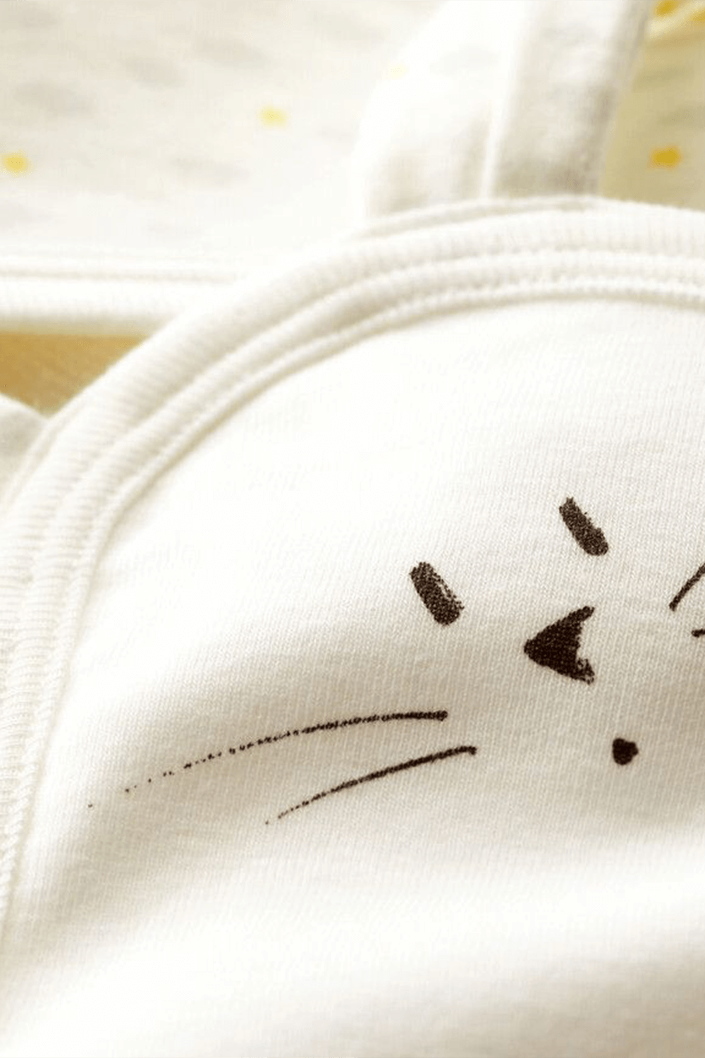 תמונה אחורית של מארז מגבת ובובה תואמים