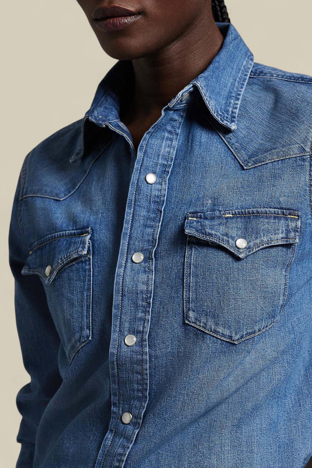 תמונת תקריב דוגמן של חולצת כפתורים ג'ינס