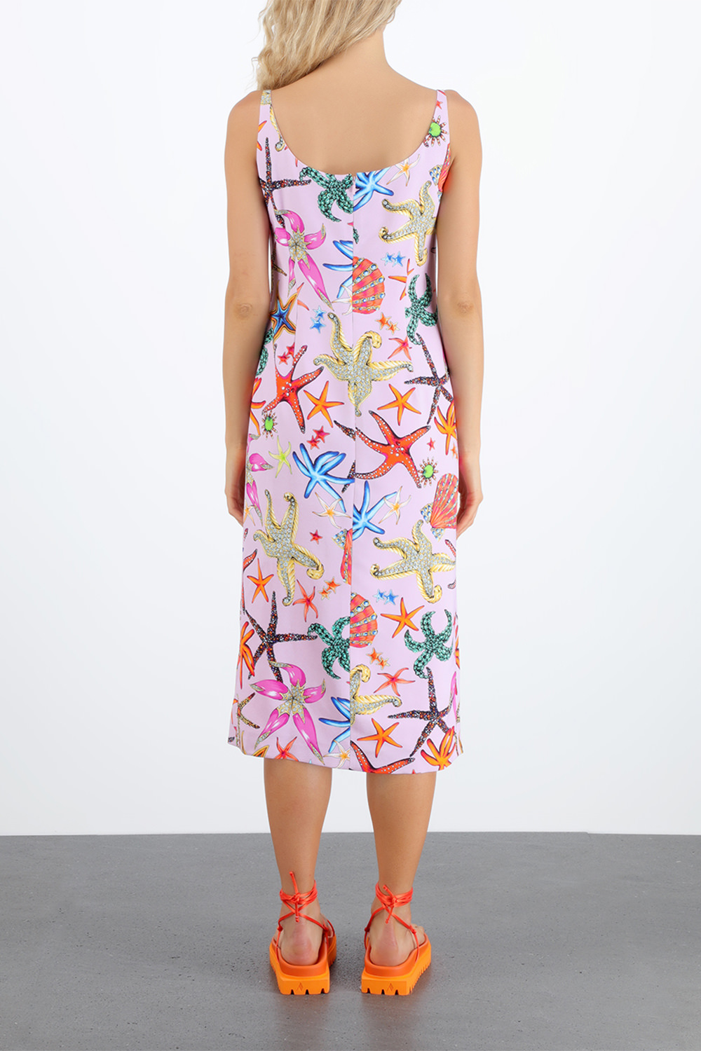 תמונת דוגמן אחורית של שמלת מידי ורודה עם פרינט אוצרות ים צבעוני