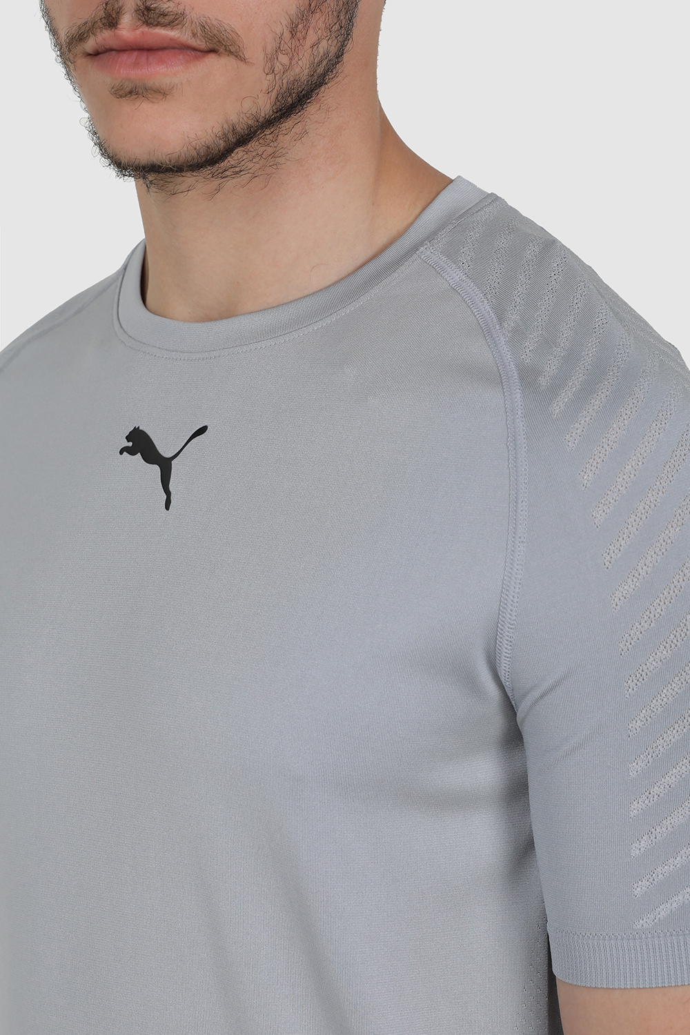 תמונת תקריב דוגמן של חולצת טי לאימונים