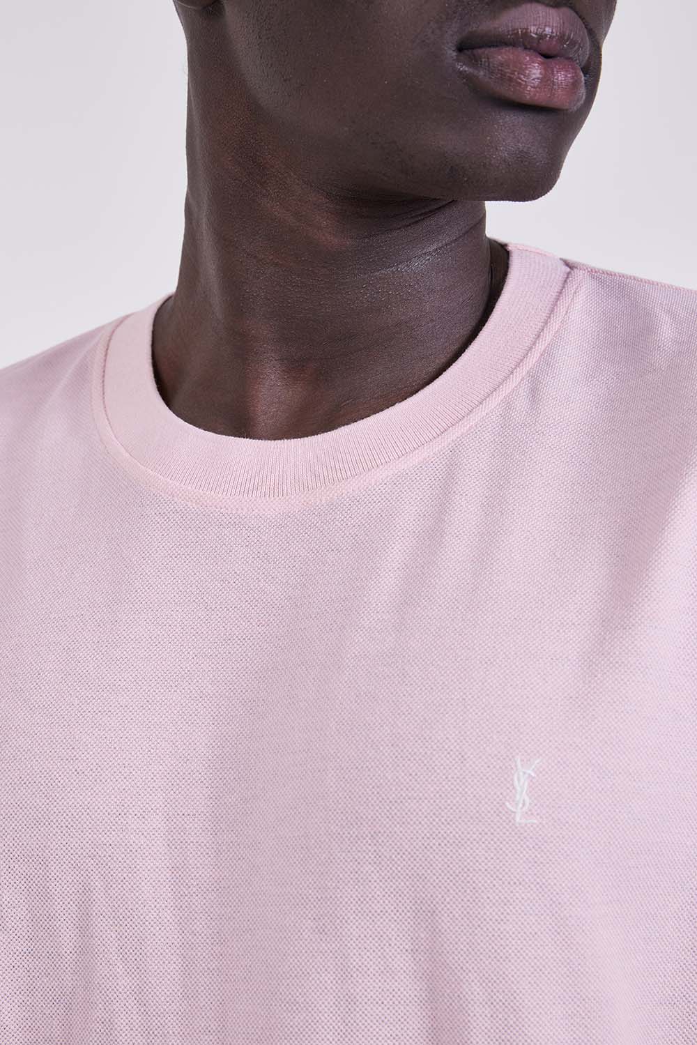 תמונת תקריב דוגמן של חולצת טי בגזרה משוחררת