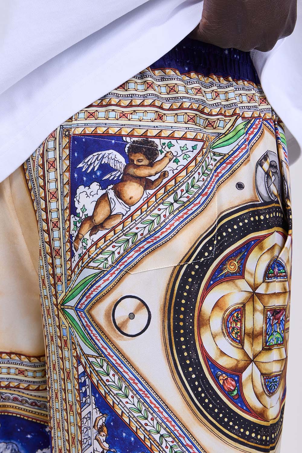 תמונת תקריב דוגמן של מכנסי משי קצרים