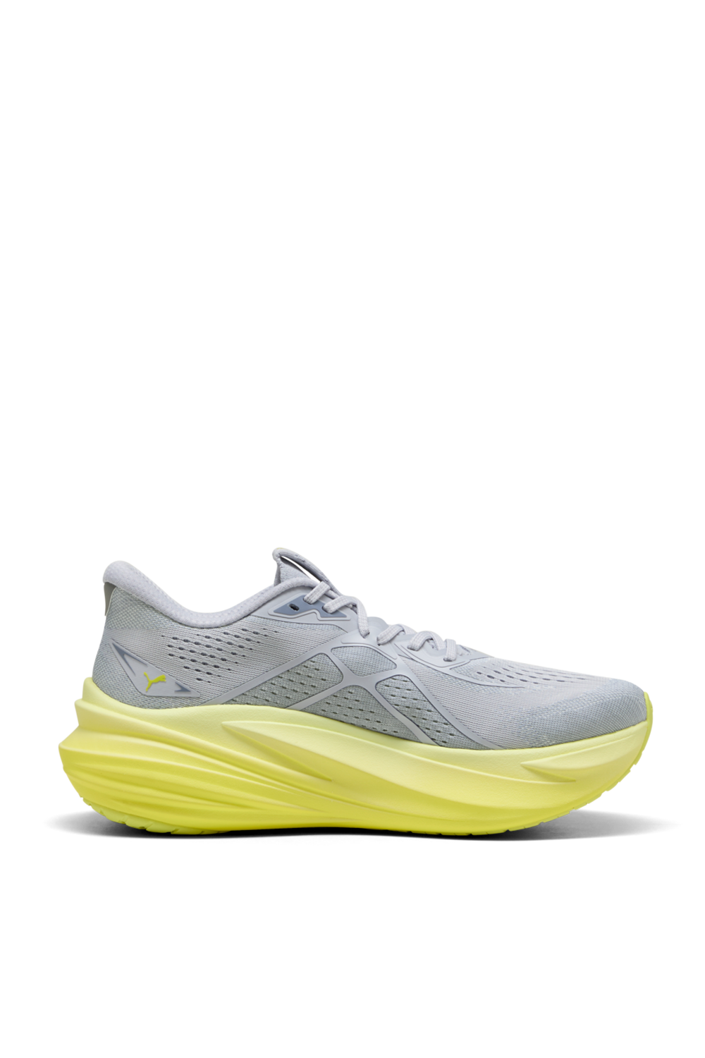 תמונה קידמית של נעלי סניקרס