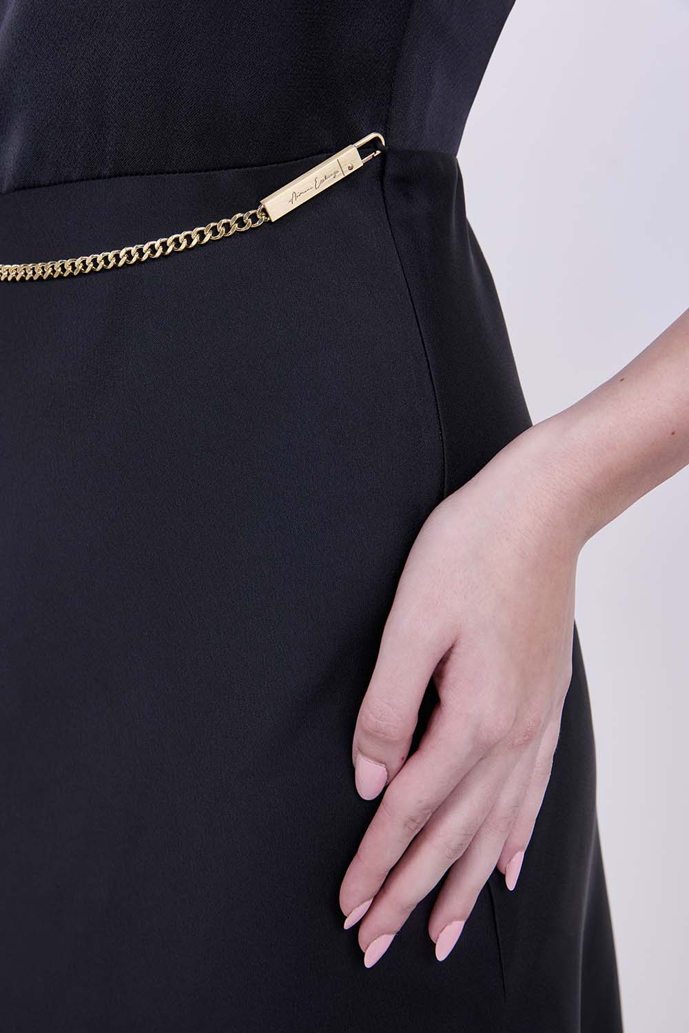 תמונת תקריב דוגמן של שמלת מידי