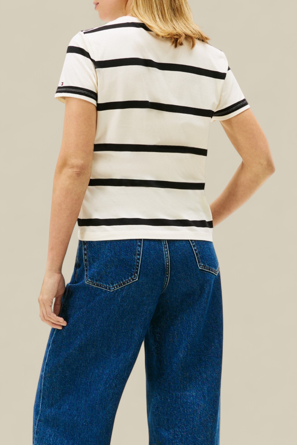 תמונת דוגמן אחורית של חולצת טי