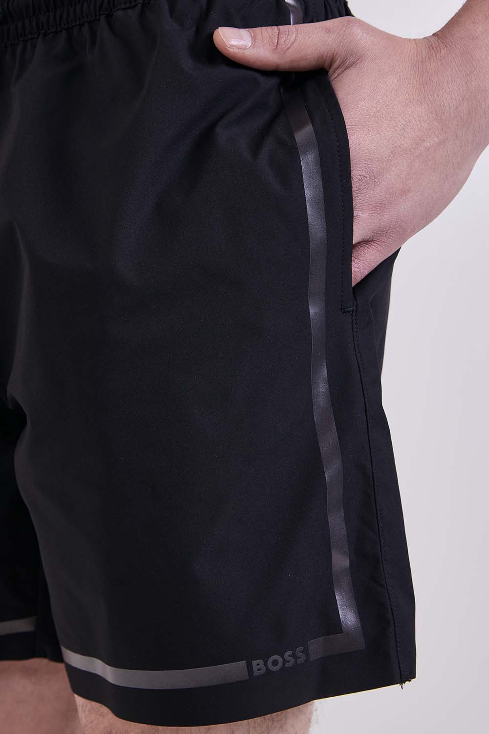 תמונת תקריב דוגמן של מכנסי בגד ים