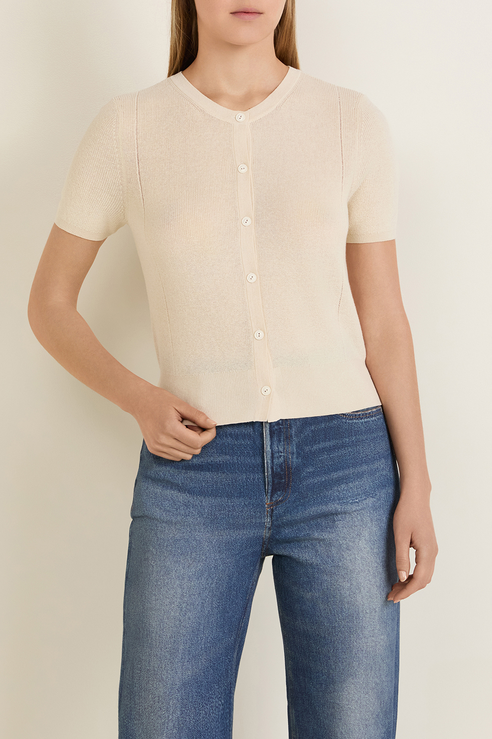 תמונת דוגמן קידמית של קרדיגן שרוולים קצרים