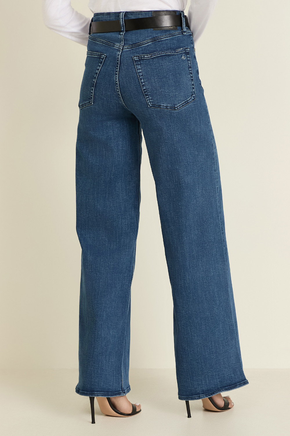 תמונת דוגמן אחורית של מכנסי ג'ינס סופי בגזרה רחבה