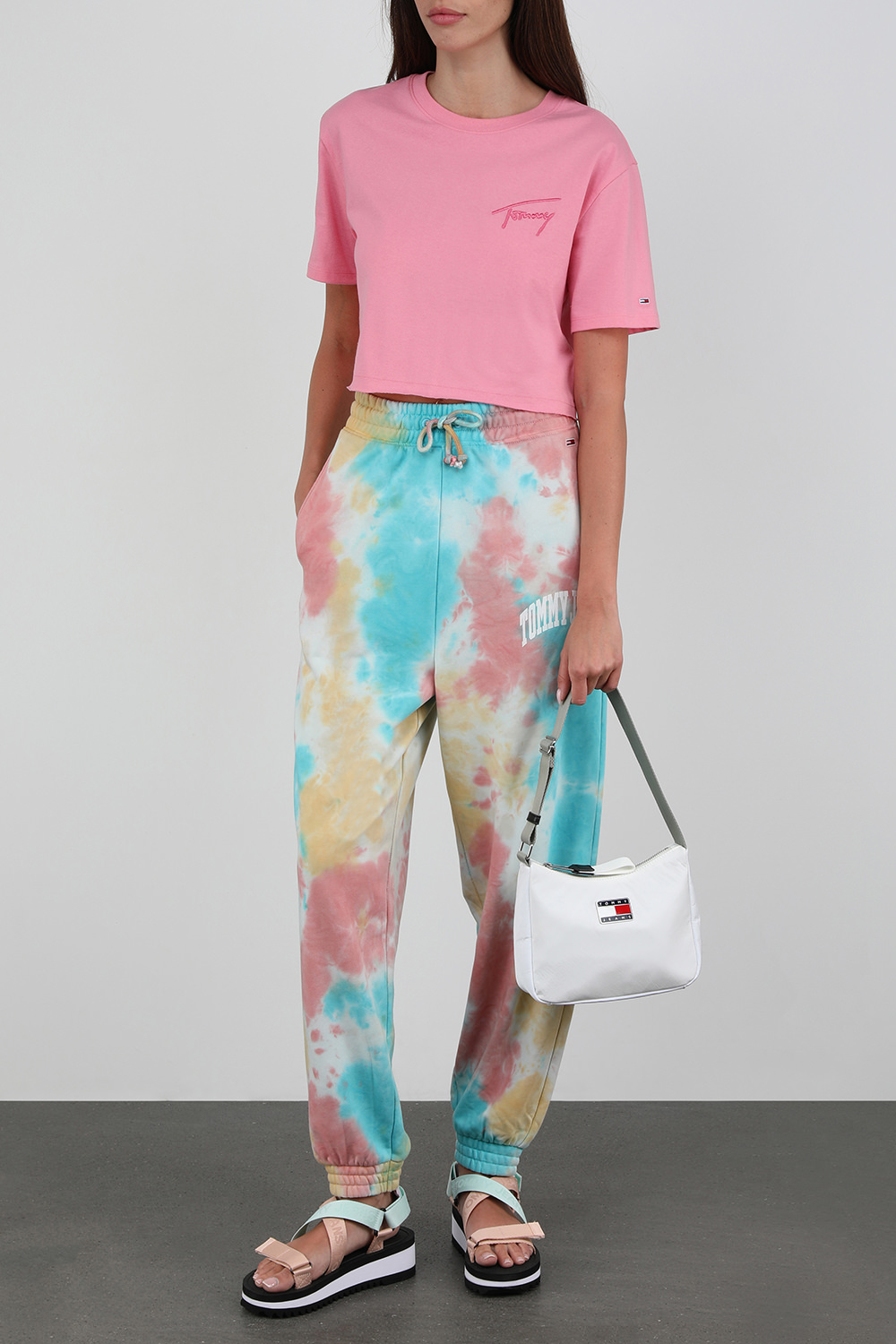 תמונת דוגמן קידמית של סנדלי פלטפורמה בגווני אפרסק וטורקיז