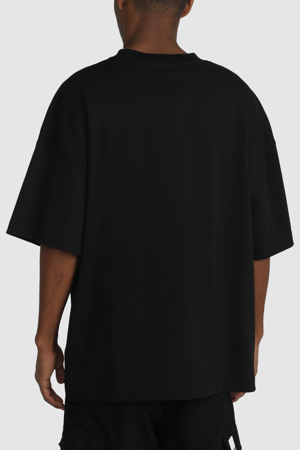 תמונת תקריב דוגמן של חולצת טי מכותנה אורגנית