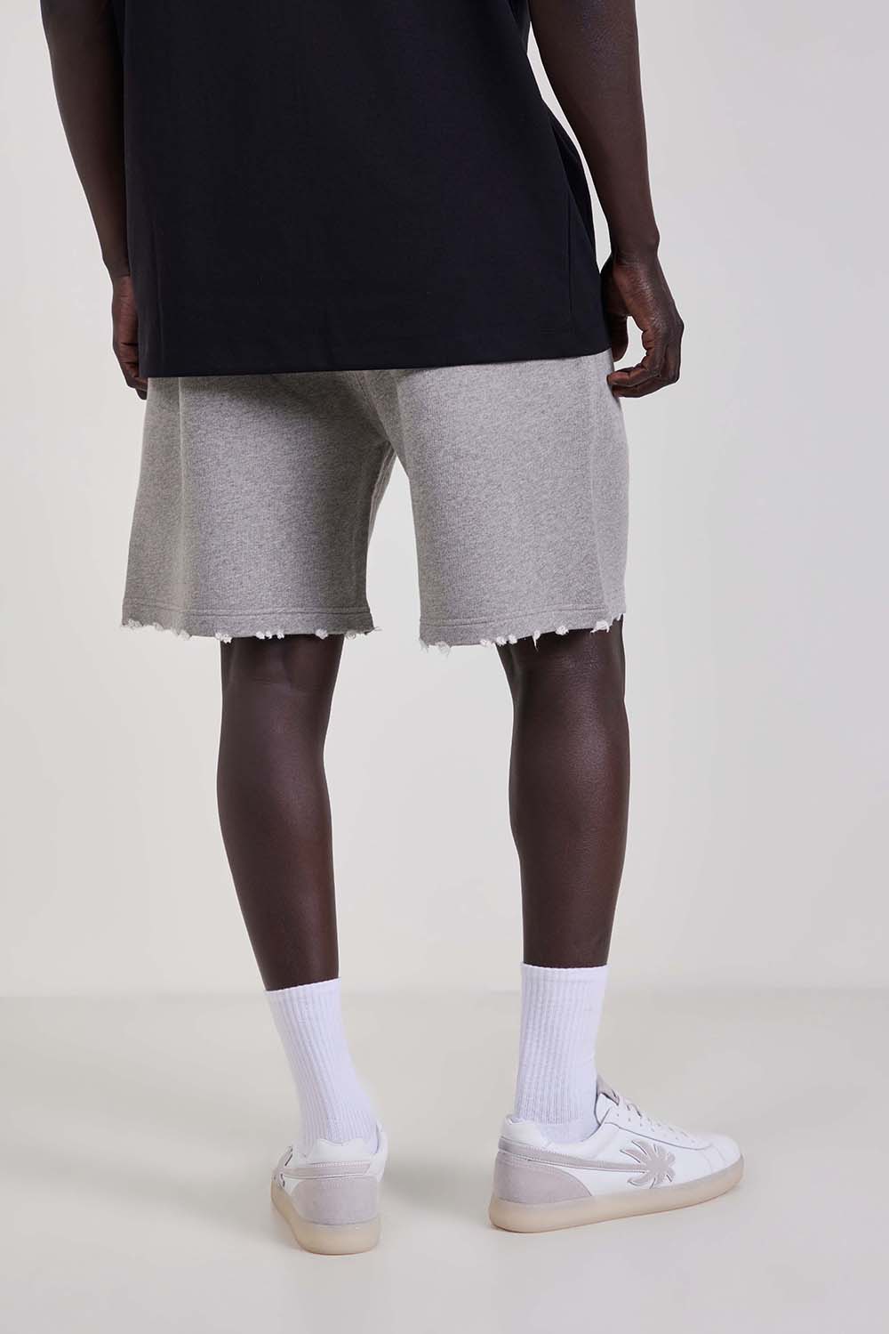 תמונת דוגמן אחורית של מכנסי ג'וגר קצרים