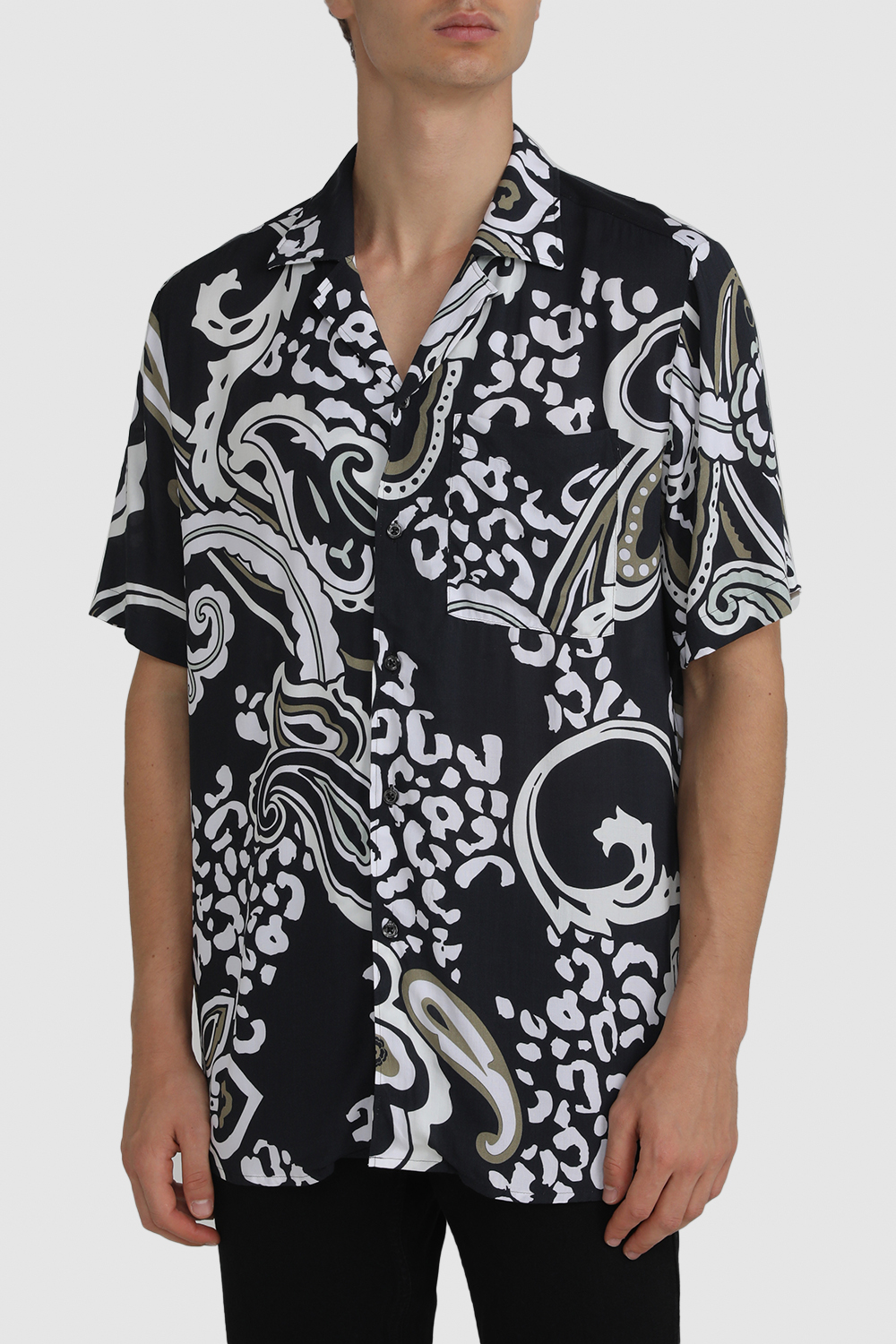 תמונת דוגמן קידמית של חולצת כפתורים