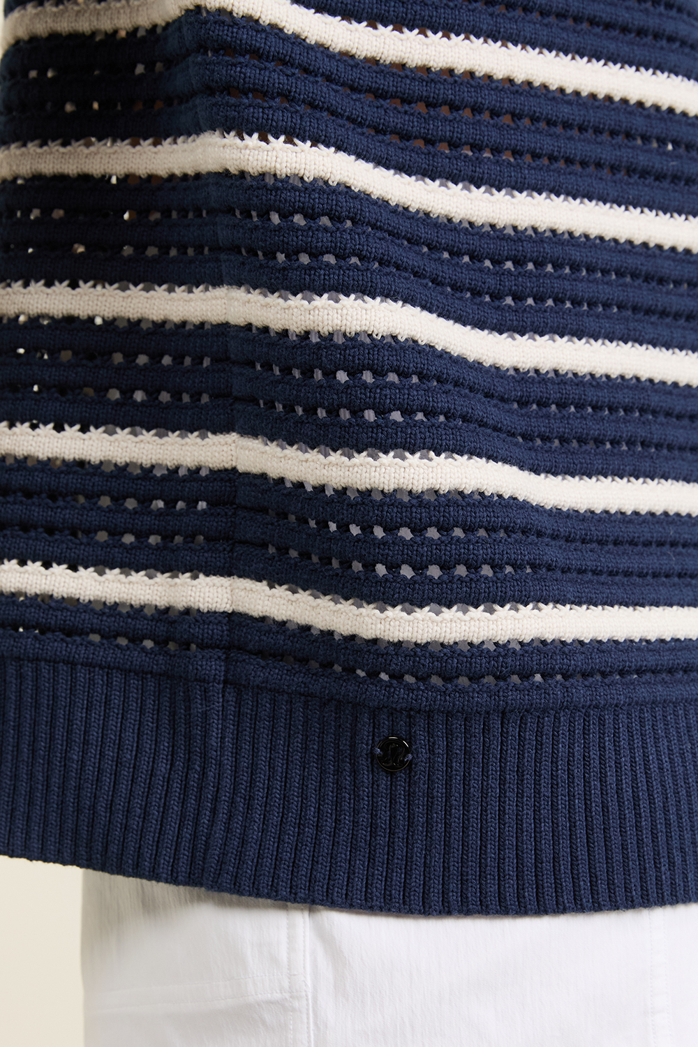 תמונת תקריב דוגמן של Cotton Crochet Pullover