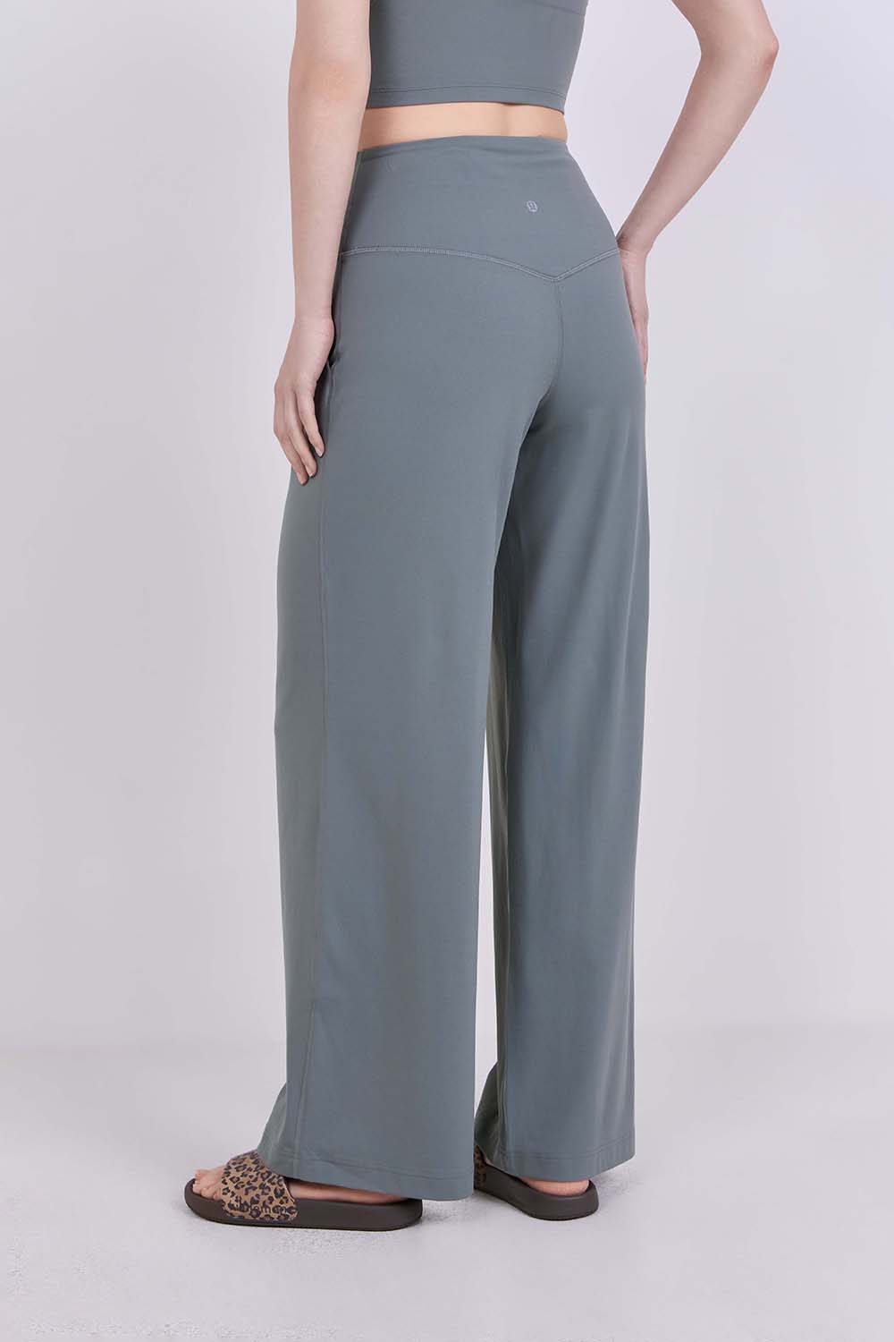 תמונת דוגמן אחורית של lululemon Align&trade; Palazzo Pant Regular