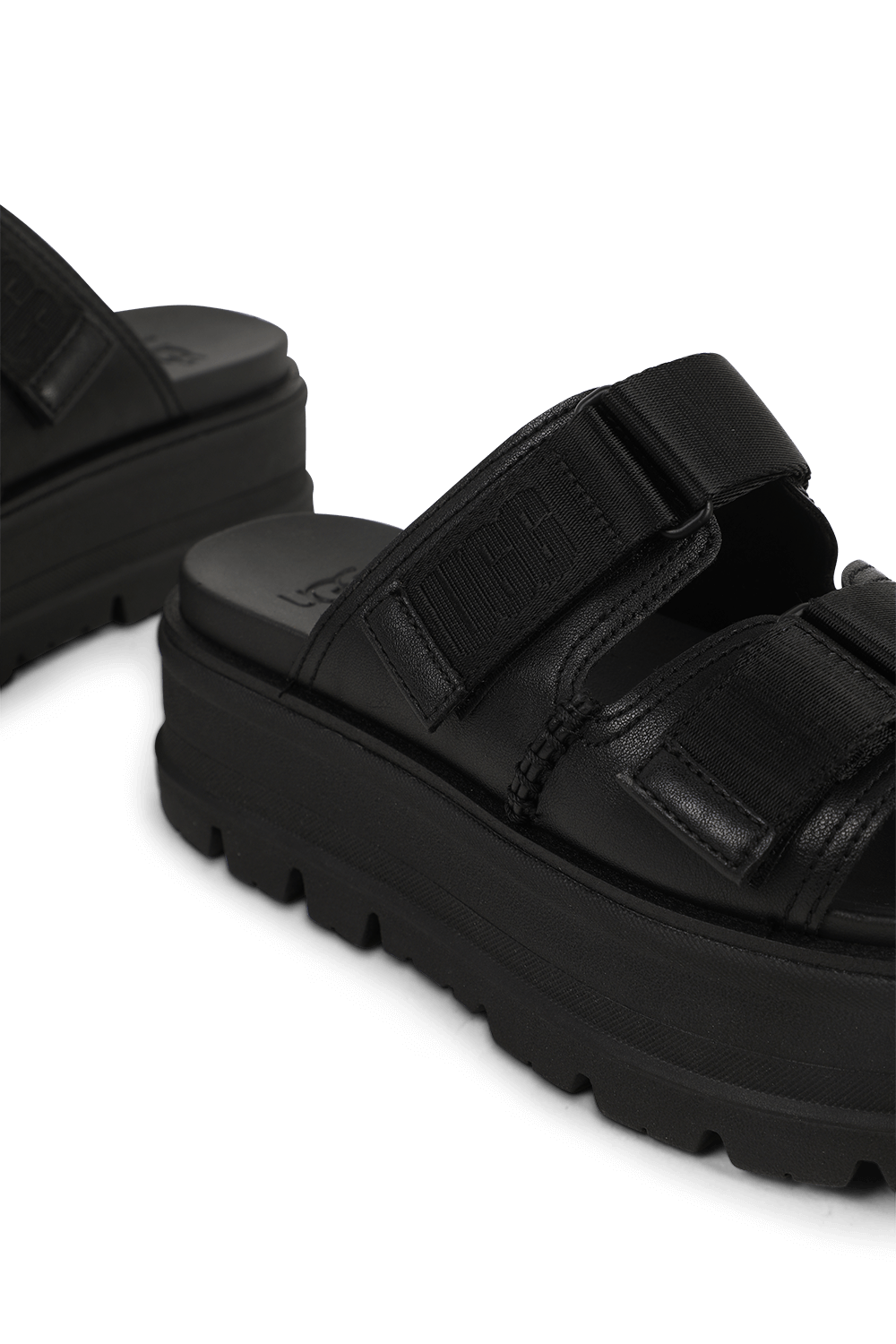 תמונת תקריב של כפכפי סליידס מעור שחור