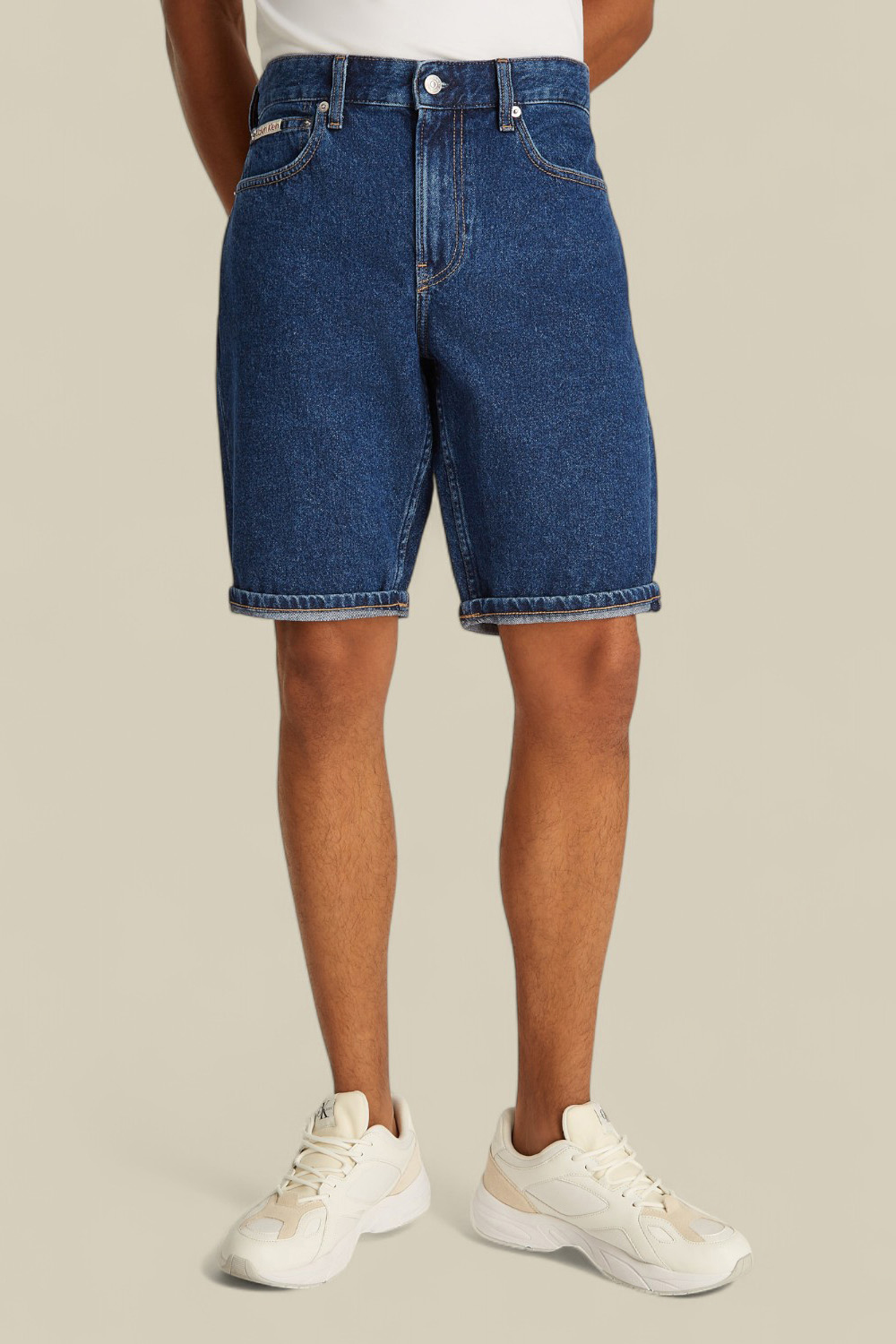 תמונת דוגמן קידמית של מכנסי ג'ינס ברמודה