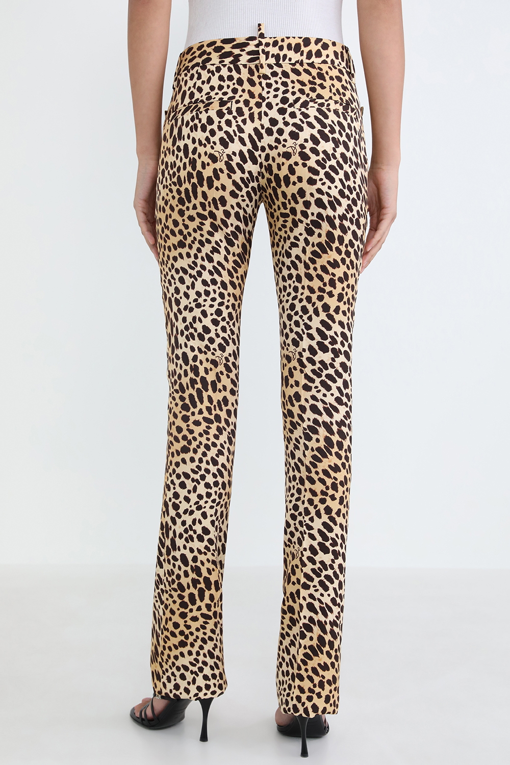 תמונת דוגמן אחורית של מכנסיים בהדפס מנומר