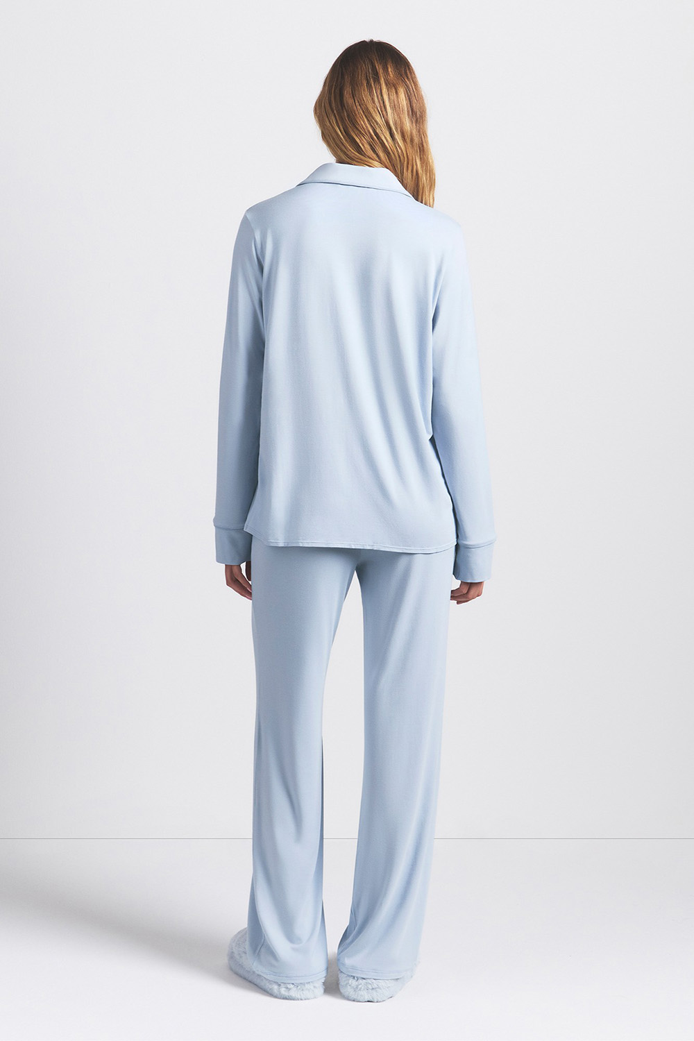 תמונת דוגמן אחורית של SKIMS SLEEP LONG SLEEP SET