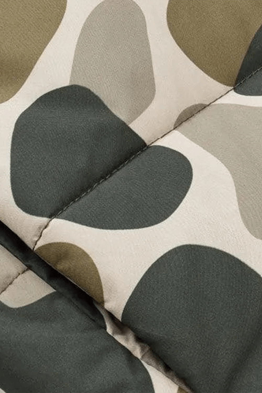 תמונת תקריב של גילאי 2-12 מעיל פוך אקולוגי עם קפוצ'ון