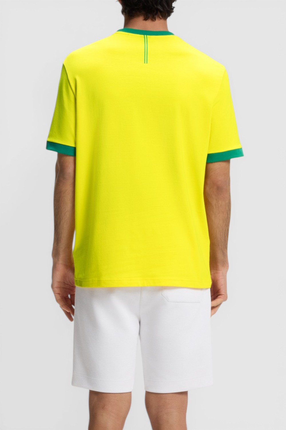 תמונת דוגמן אחורית של חולצת טי בגזרה ישרה