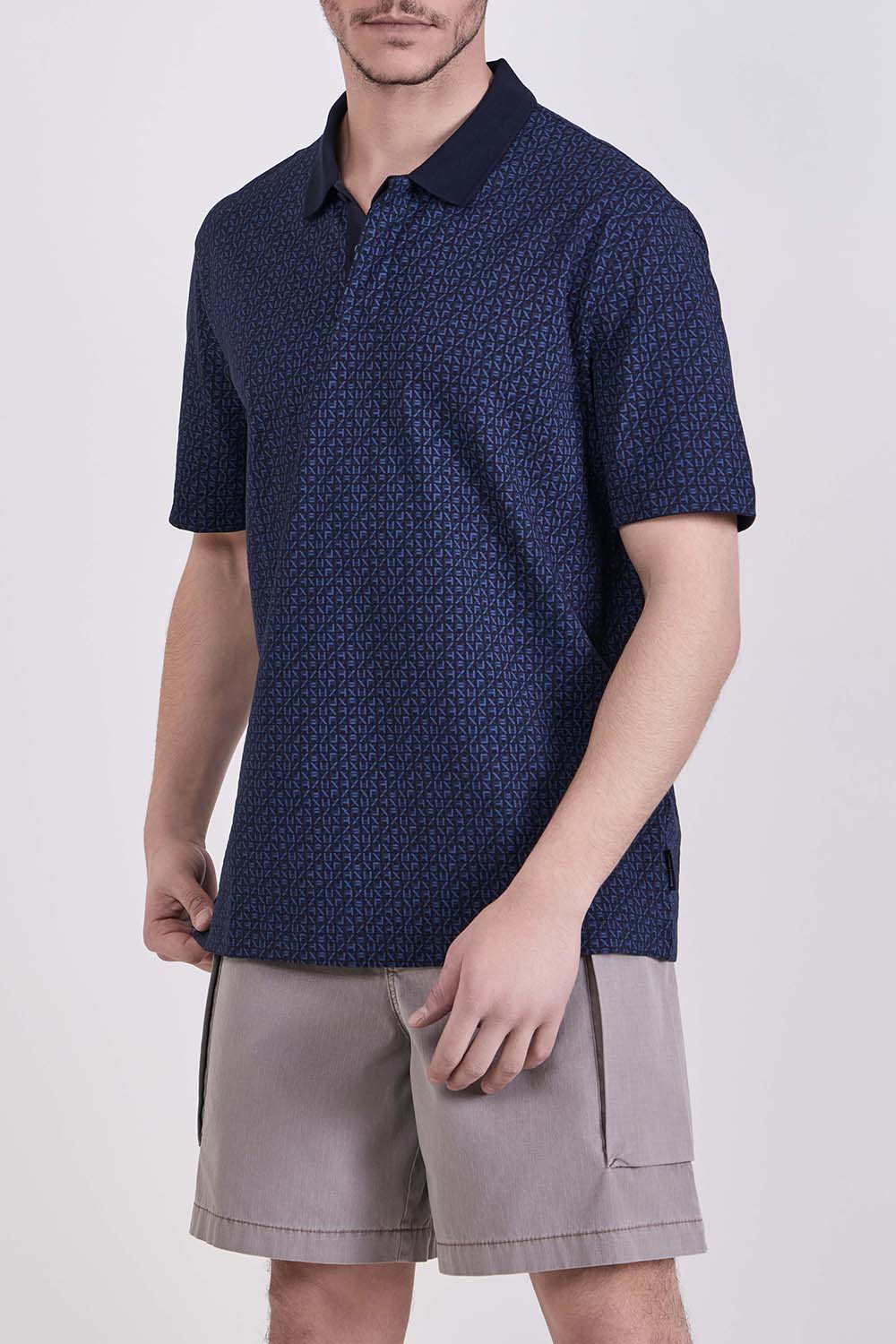 תמונת דוגמן קידמית של חולצת פולו בגזרה ישרה