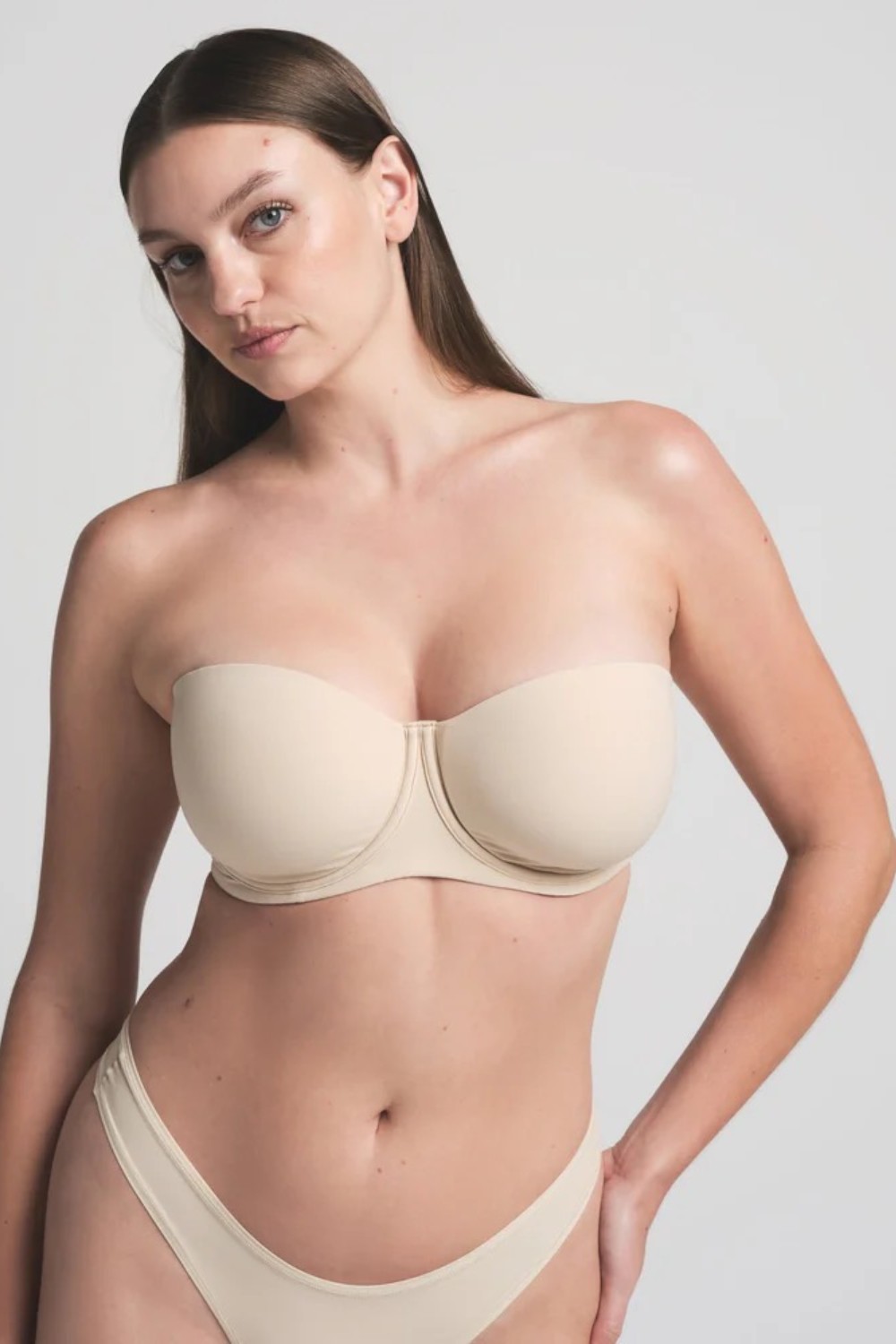 תמונת דוגמן קידמית של STRAPLESS BRA