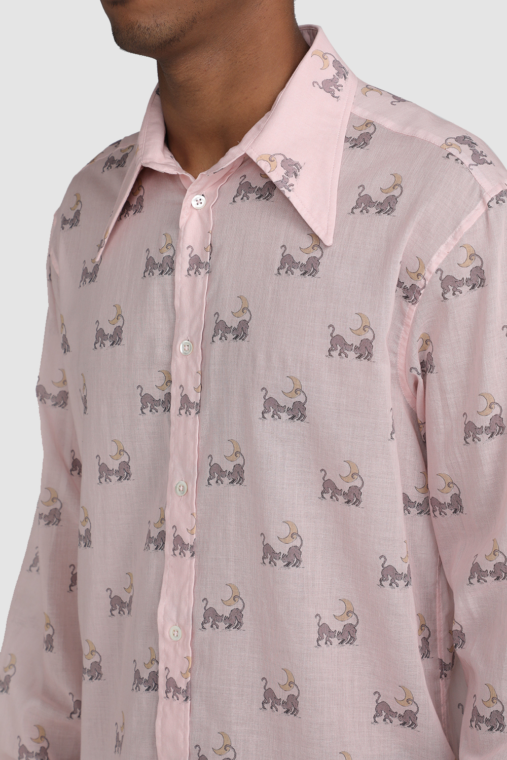 תמונת דוגמן אחורית של חולצה מכופתרת