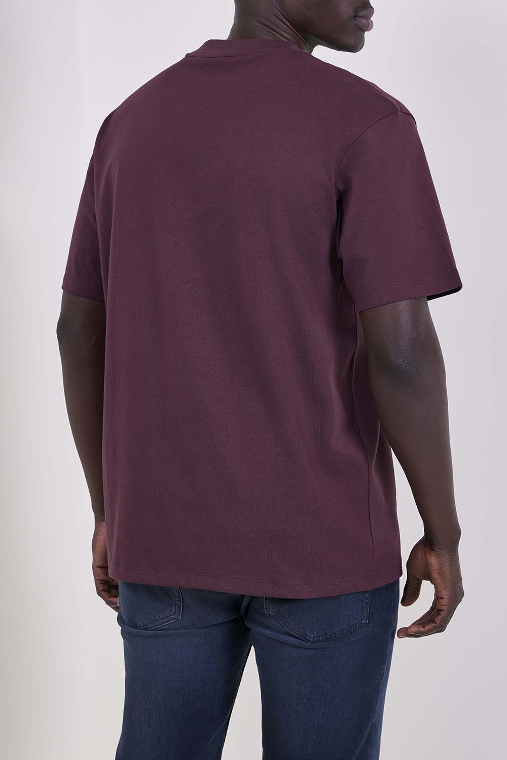 תמונת דוגמן אחורית של חולצת טי