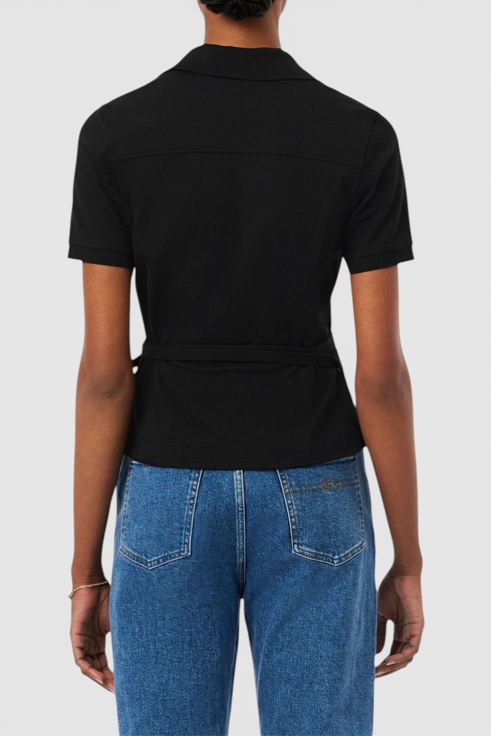 תמונת דוגמן אחורית של חולצת פולו מעטפה