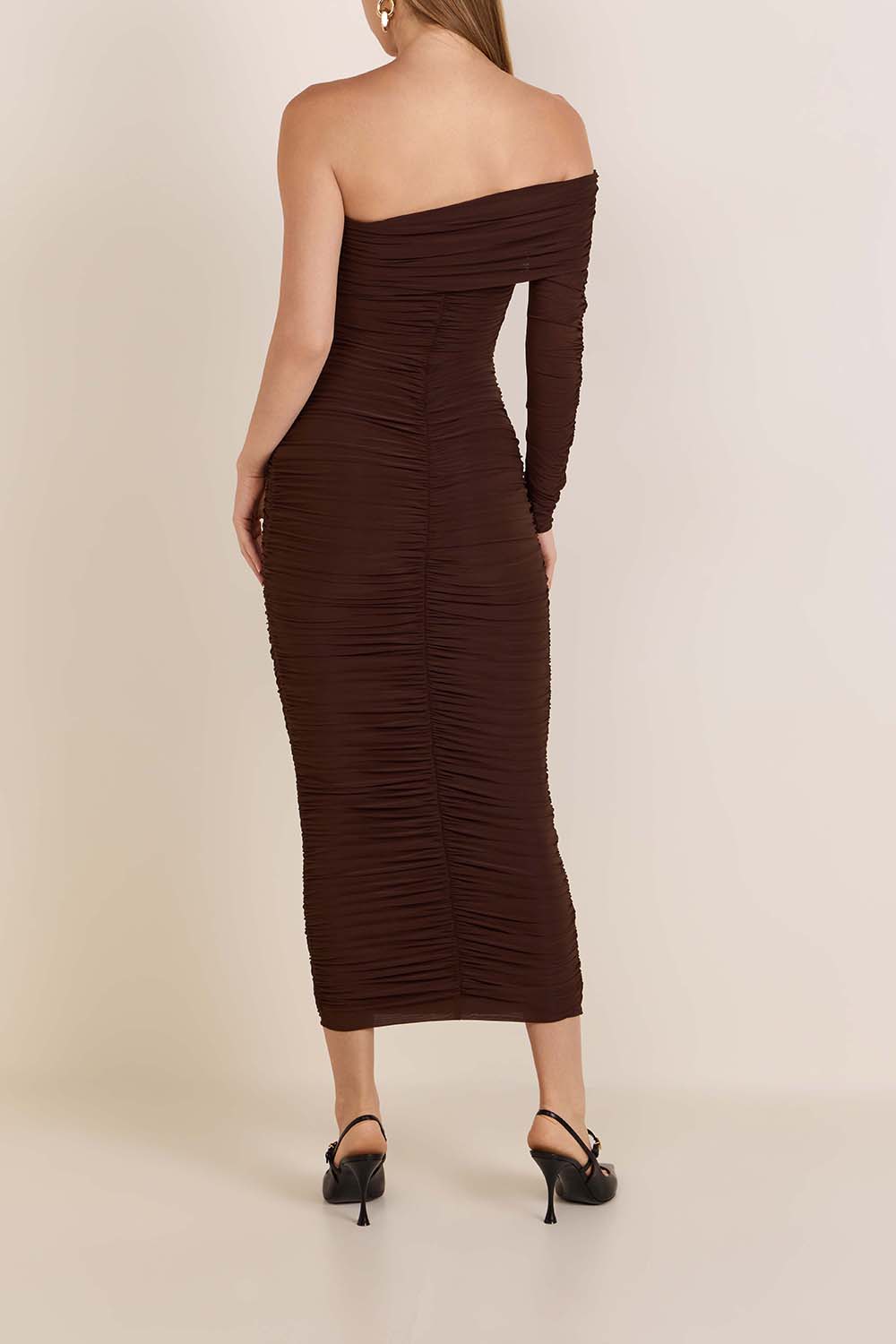 תמונת דוגמן אחורית של שמלת אוף שולדר