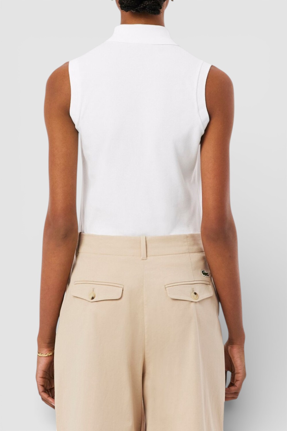 תמונת דוגמן אחורית של גופיית פולו סלים פיט