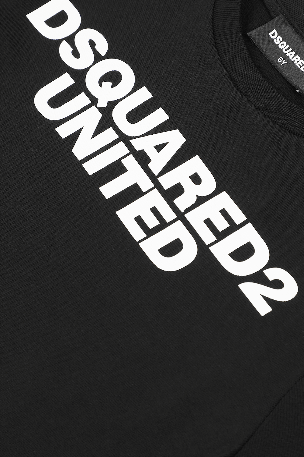 תמונה אחורית של גילאי 4-16 חולצת טי בשחור עם שם המותג