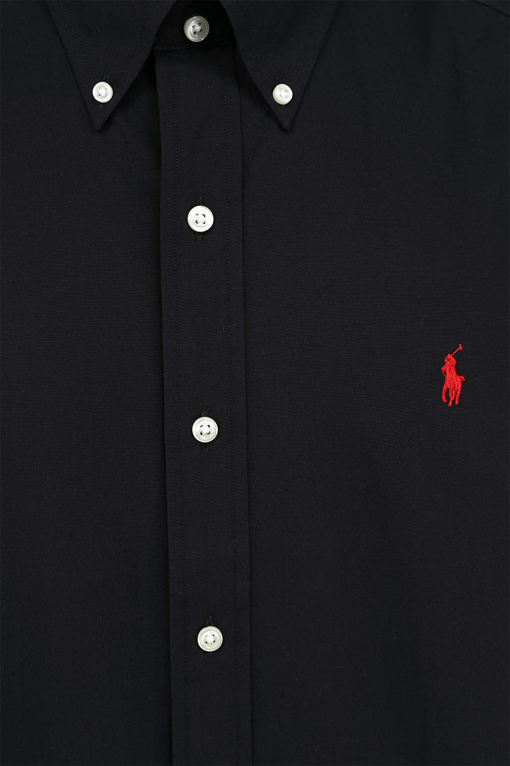 תמונה אחורית של חולצה מכופתרת קצרה שחורה עם לוגו רקום