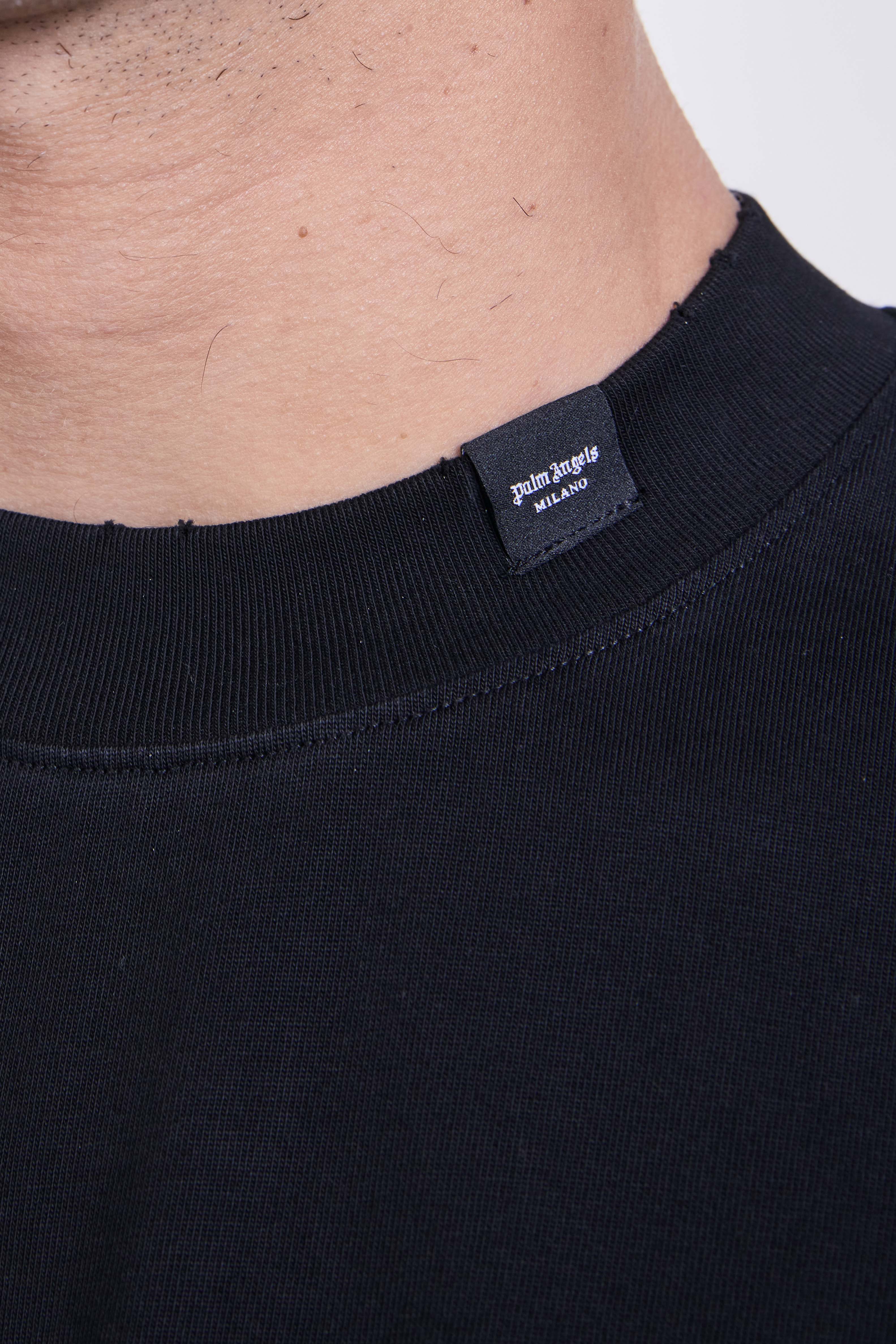 תמונת תקריב דוגמן של חולצת טי אוברסייז