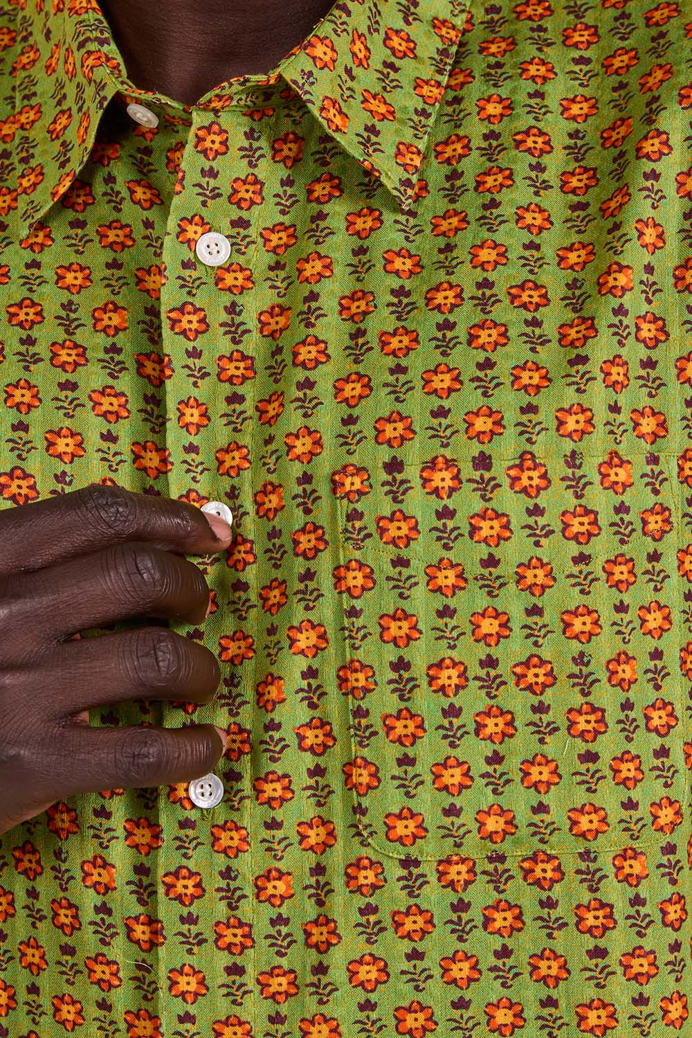 תמונת דוגמן אחורית של חולצת כפתורים