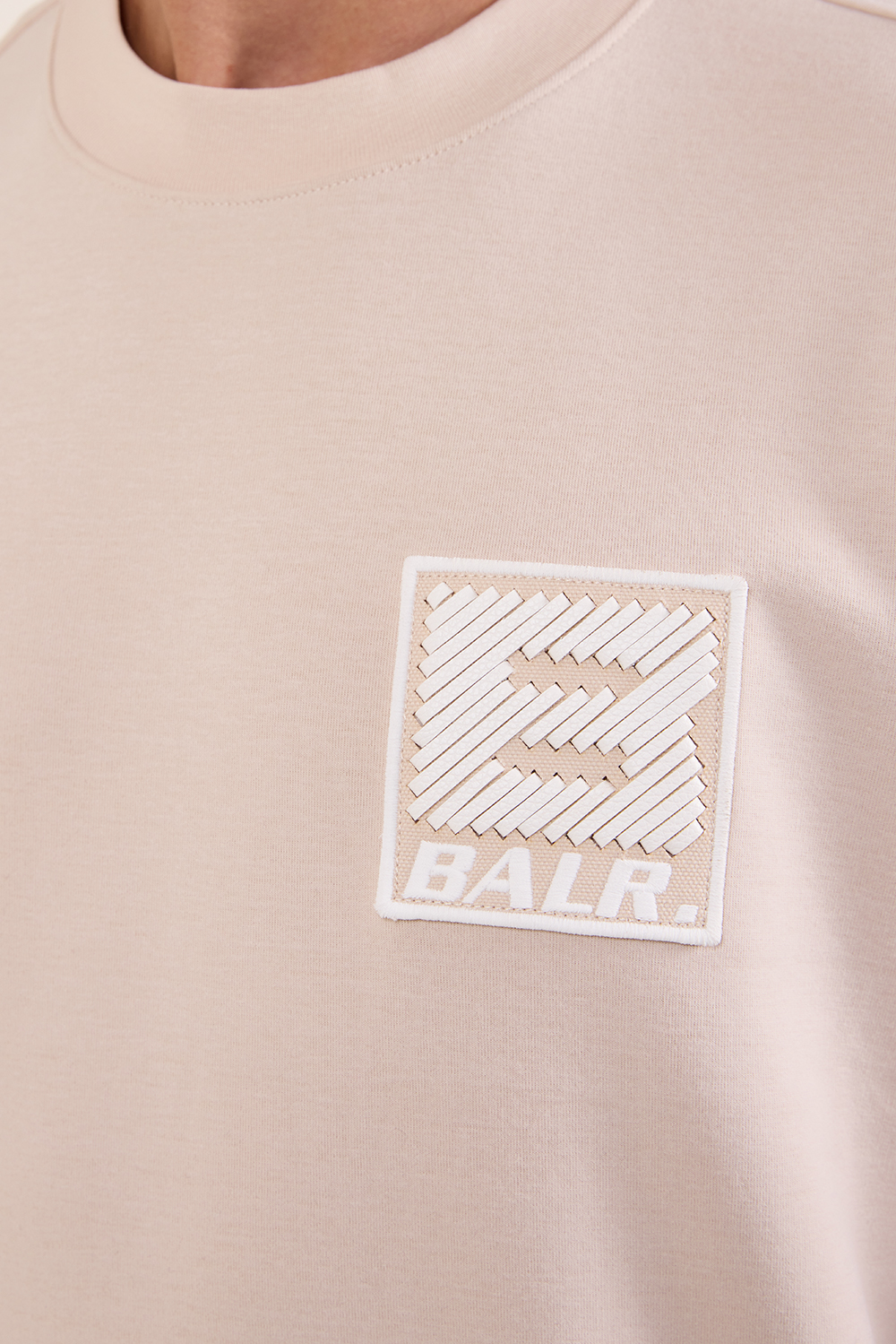 תמונת תקריב דוגמן של חולצת טי בגזרה משוחררת