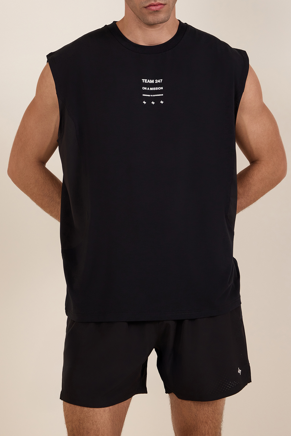 תמונת דוגמן קידמית של גופיית אוברסייז לאימון 247