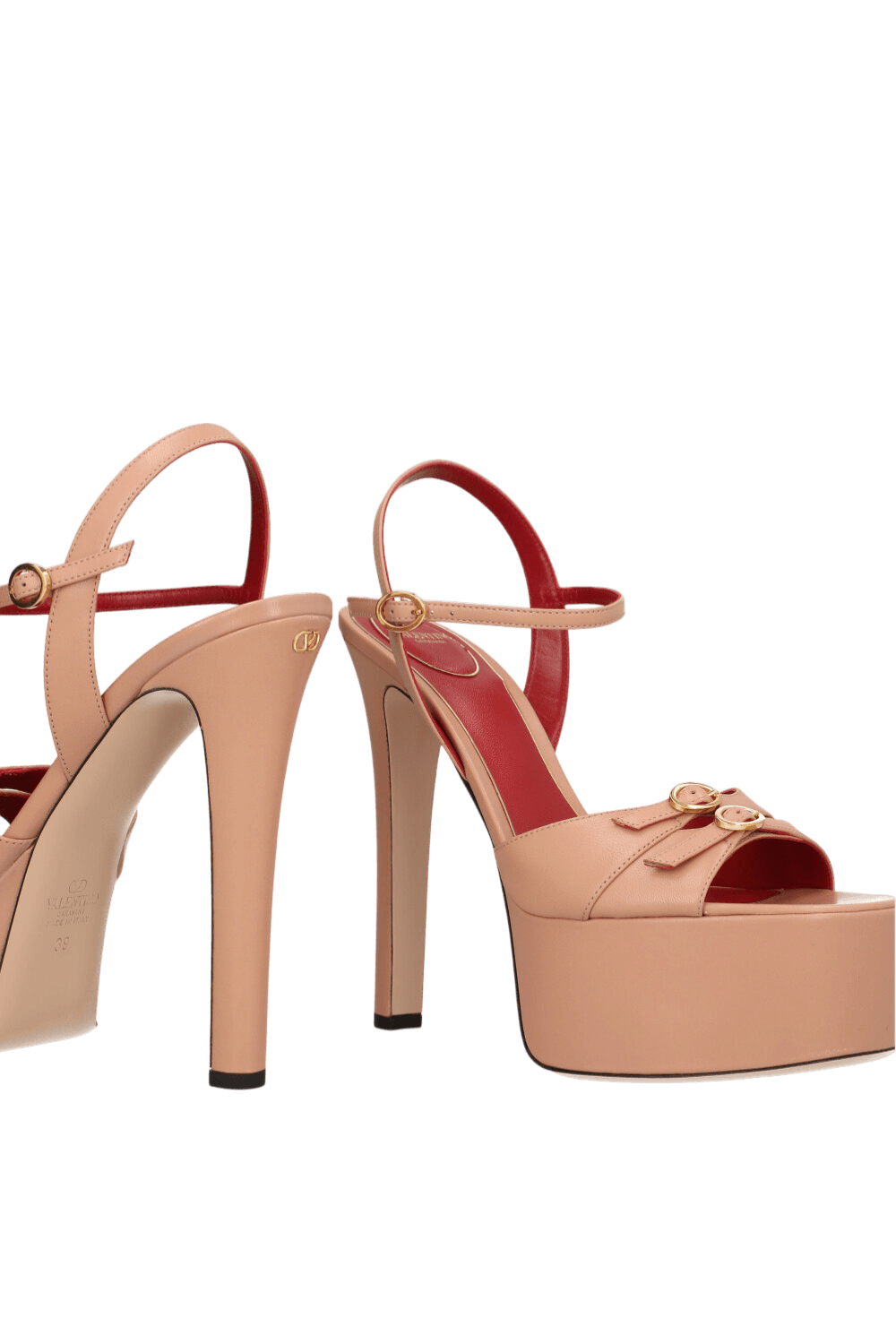 תמונת תקריב של סנדלי עקב