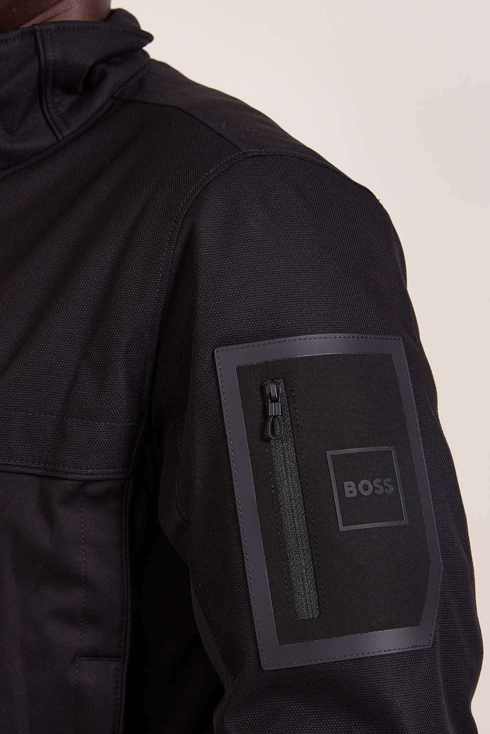 תמונת תקריב דוגמן של ז'קט בריפוד קל