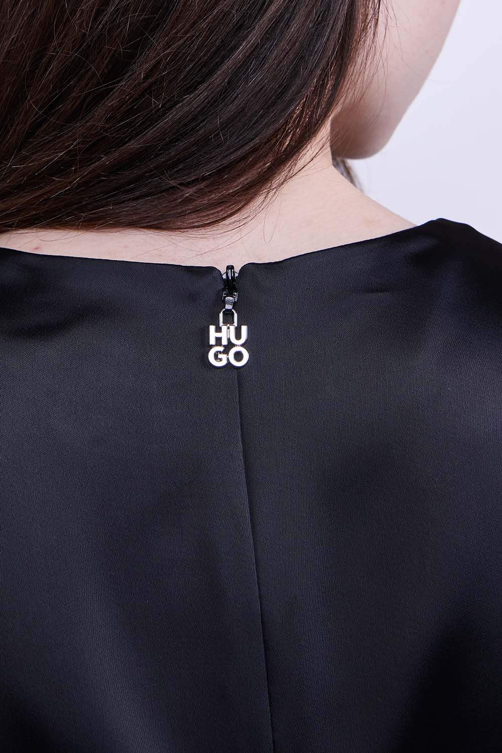 תמונת תקריב דוגמן של אוברול בגזרה ישרה