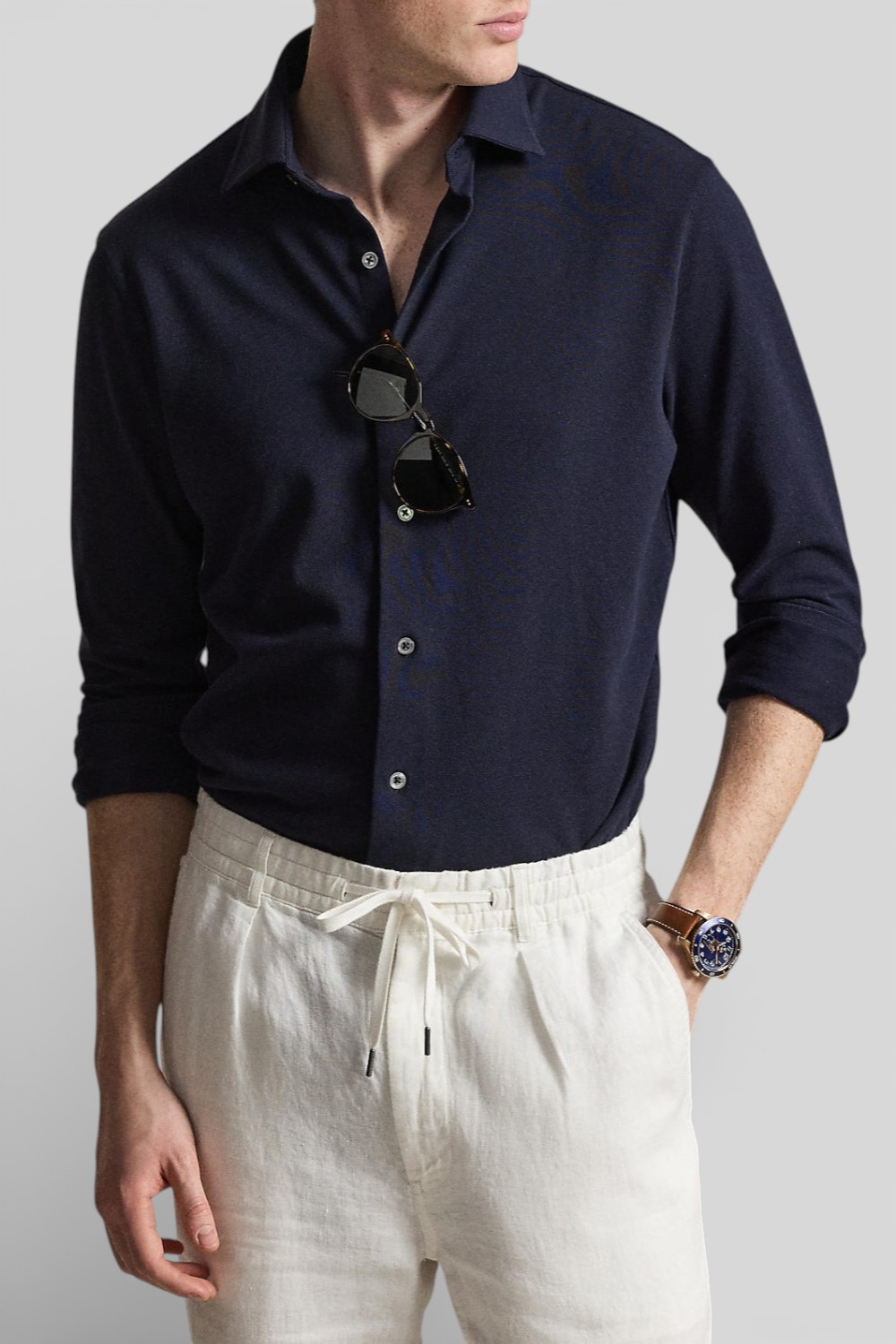 תמונת דוגמן קידמית של חולצה מכופתרת