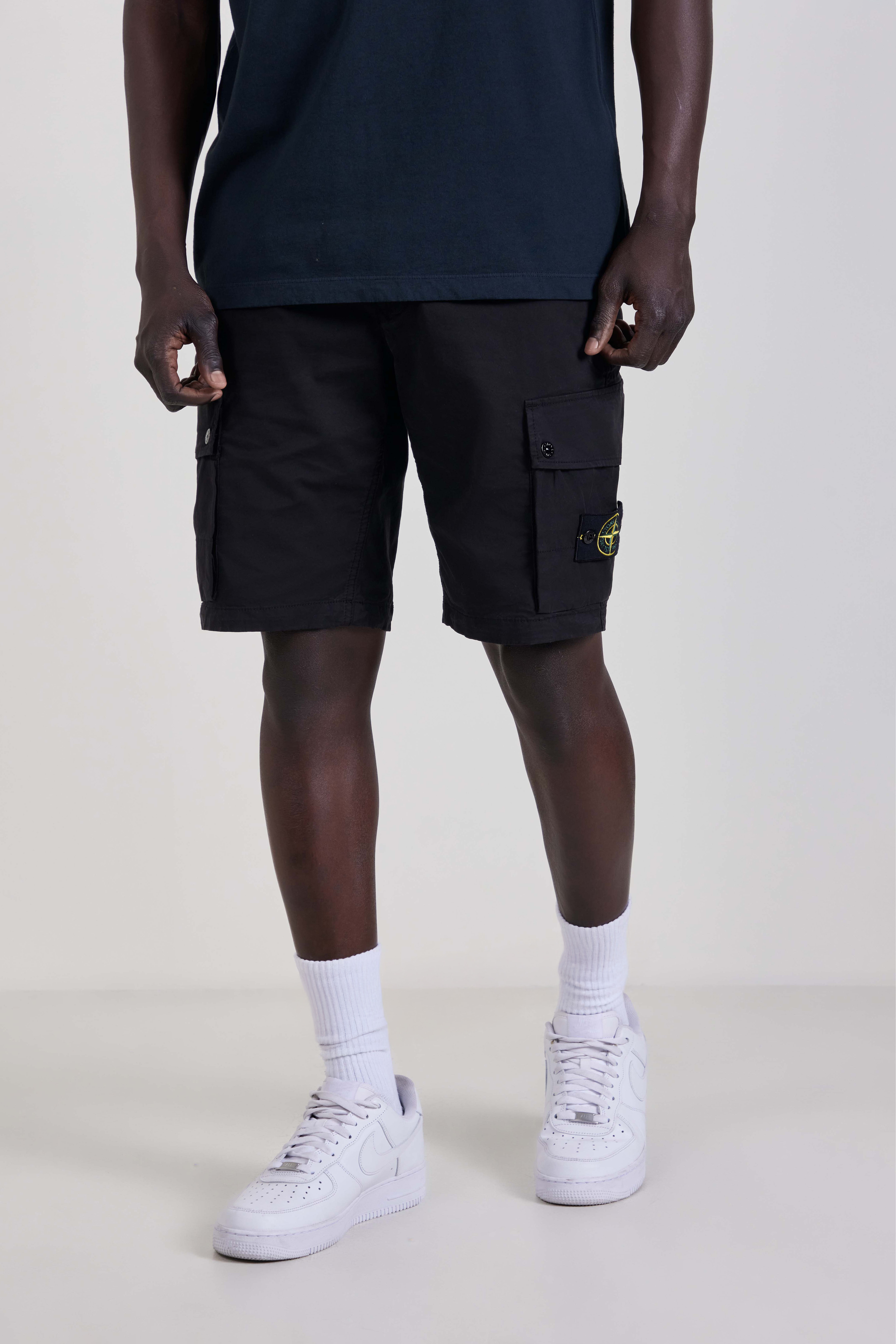 תמונת דוגמן קידמית של מכנסי קרגו קצרים