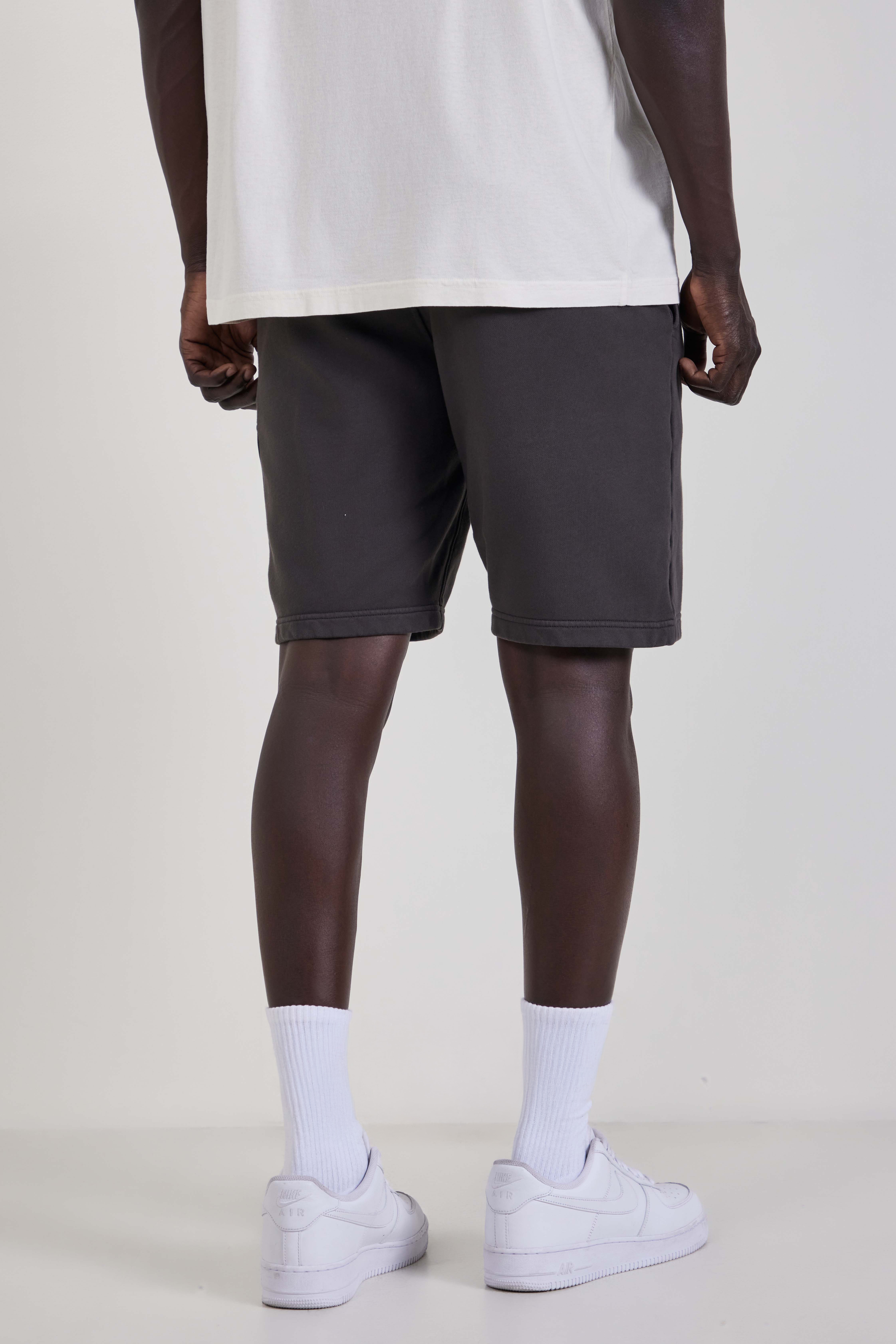 תמונת דוגמן אחורית של מכנסי ג'וגר קצרים