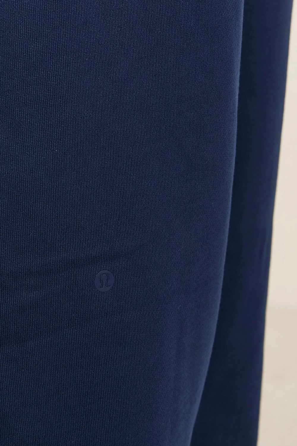 תמונת תקריב דוגמן של Scuba Mid-Rise Oversized Jogger Graphic