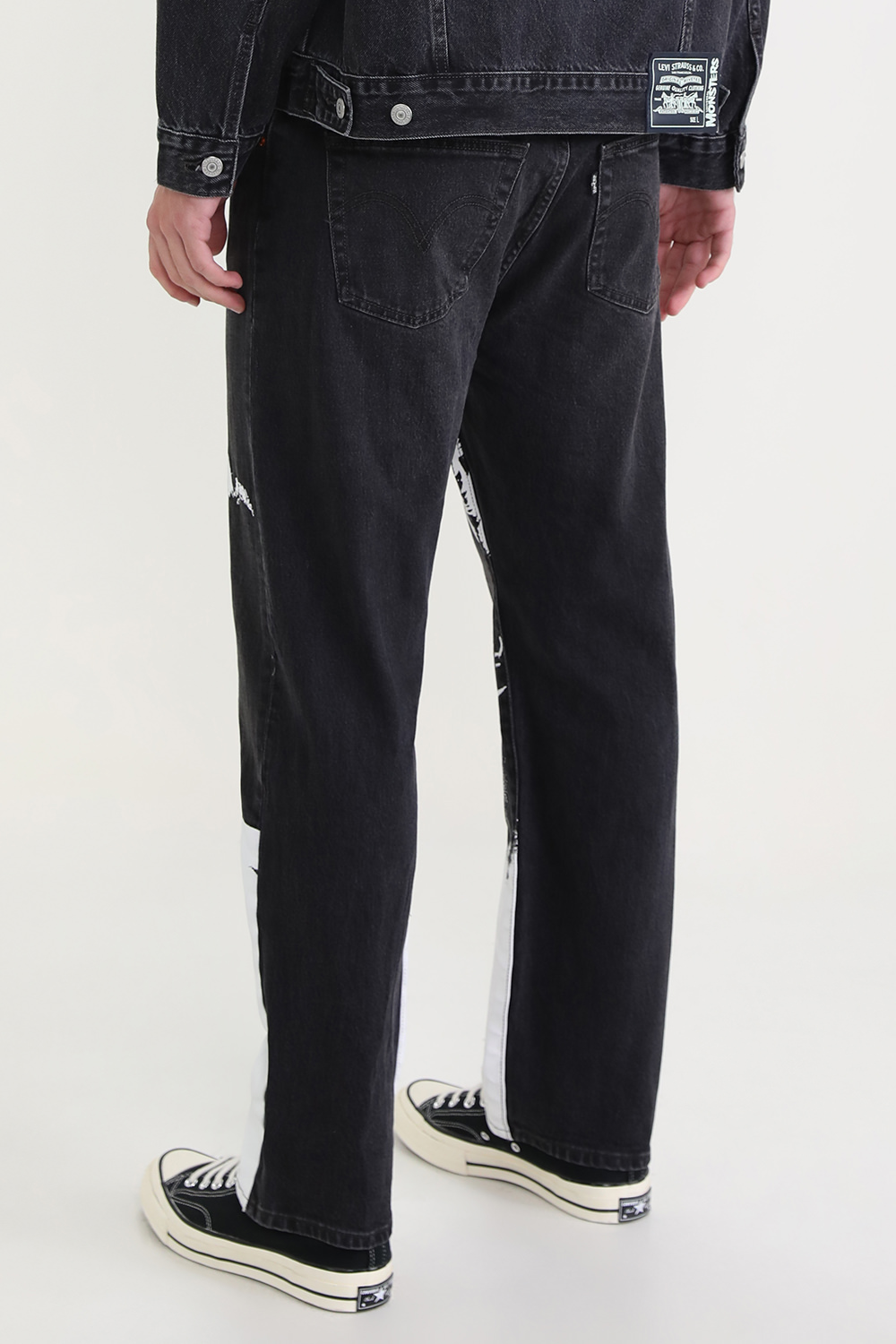 תמונת דוגמן אחורית של ליוויס X יוניברסל מונסטרס מכנסי ג'ינס 501 שנות ה-90 גרפיים