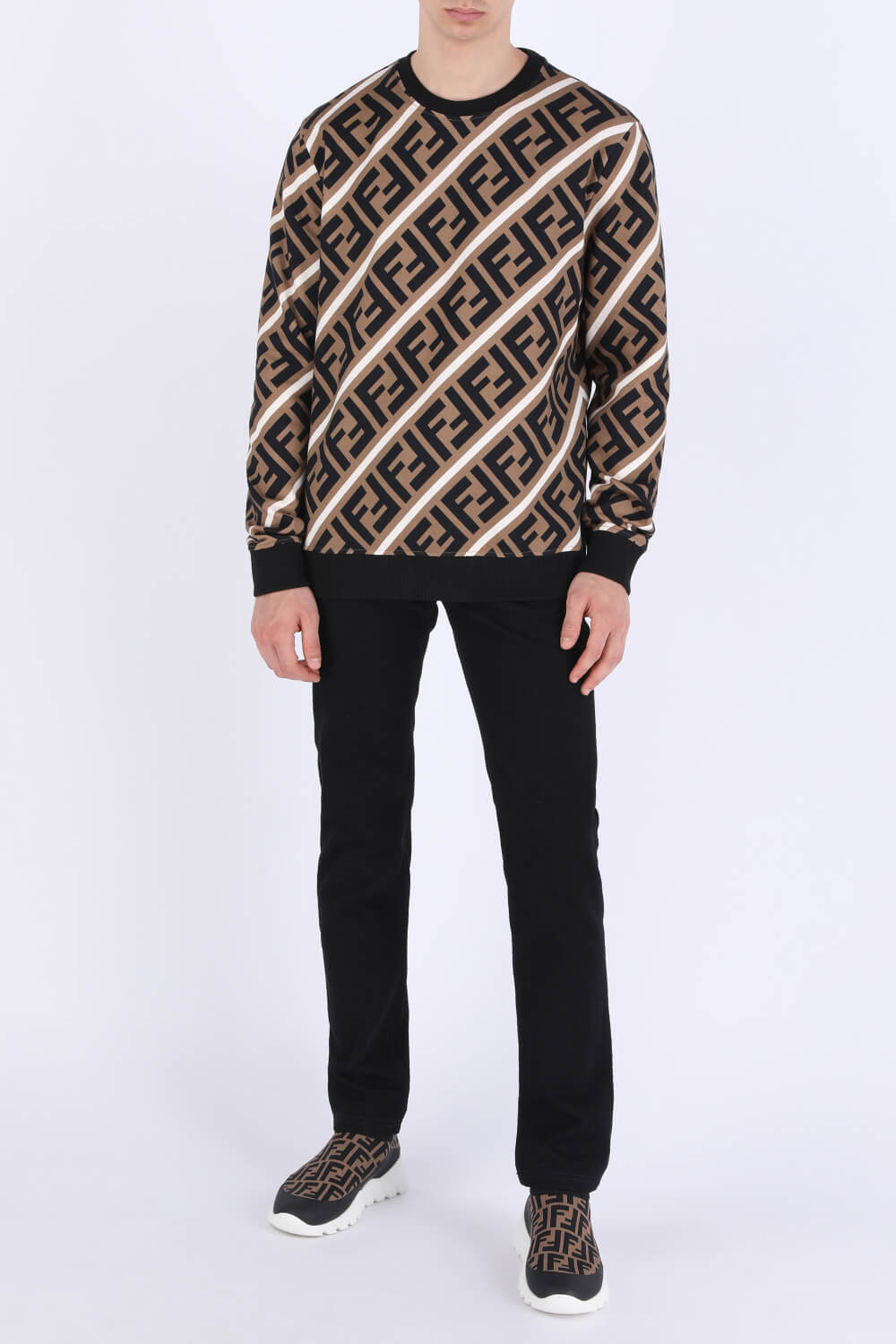 תמונת דוגמן קידמית של נעלי סניקרס מונוגרמיות בגווני חום ושחור