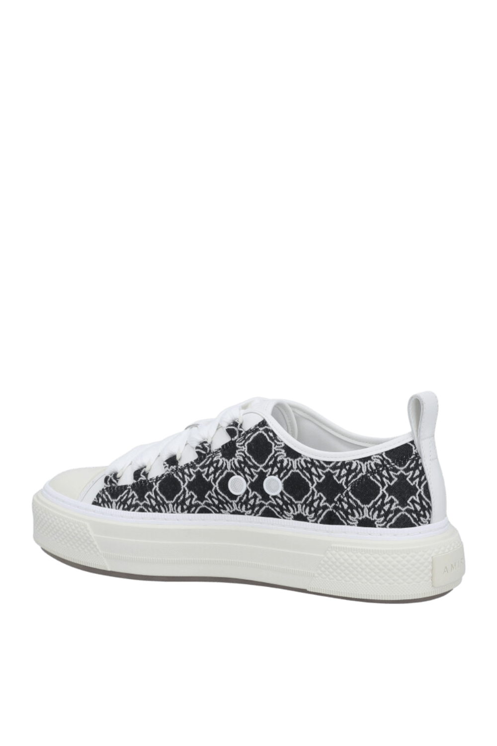 תמונה אחורית של נעלי סניקרס