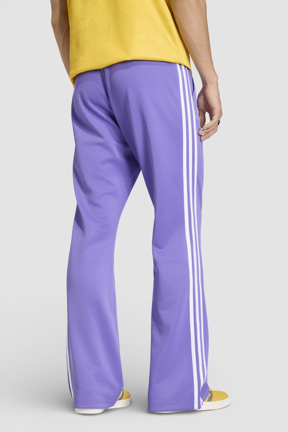 תמונת דוגמן אחורית של מכנסי ג'וגר בוב מארלי X אדידס